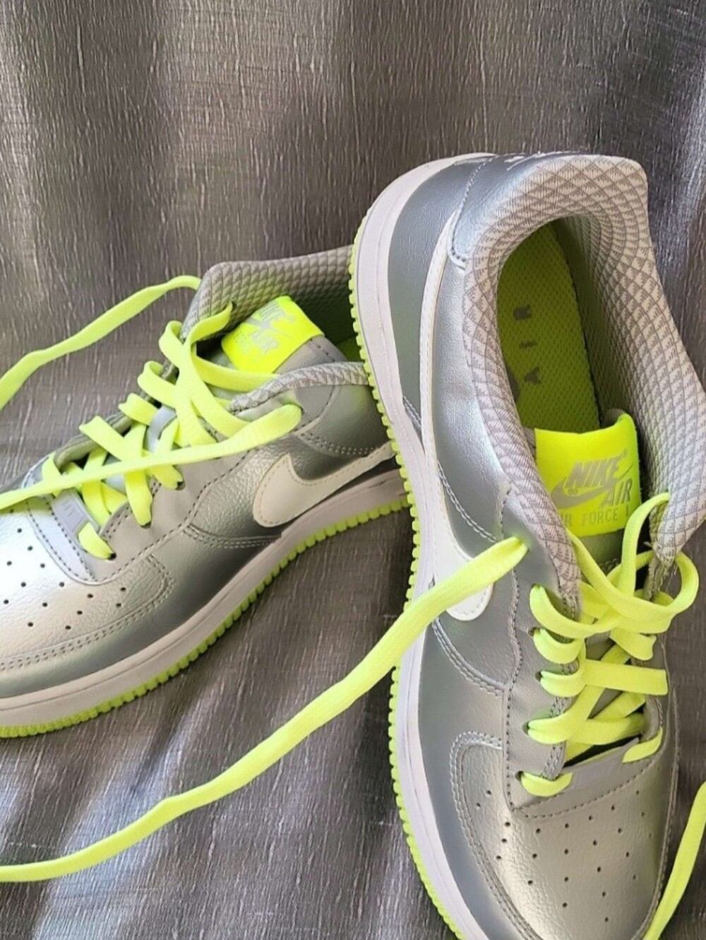 Nike Air Force 1 Low GS Metallic Silver Volt Women's Size 7 (5.5 Y) - Picture 7 of 9